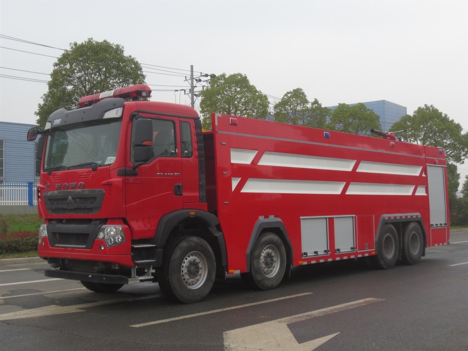 豪沃前四后八水罐消防車（24噸）